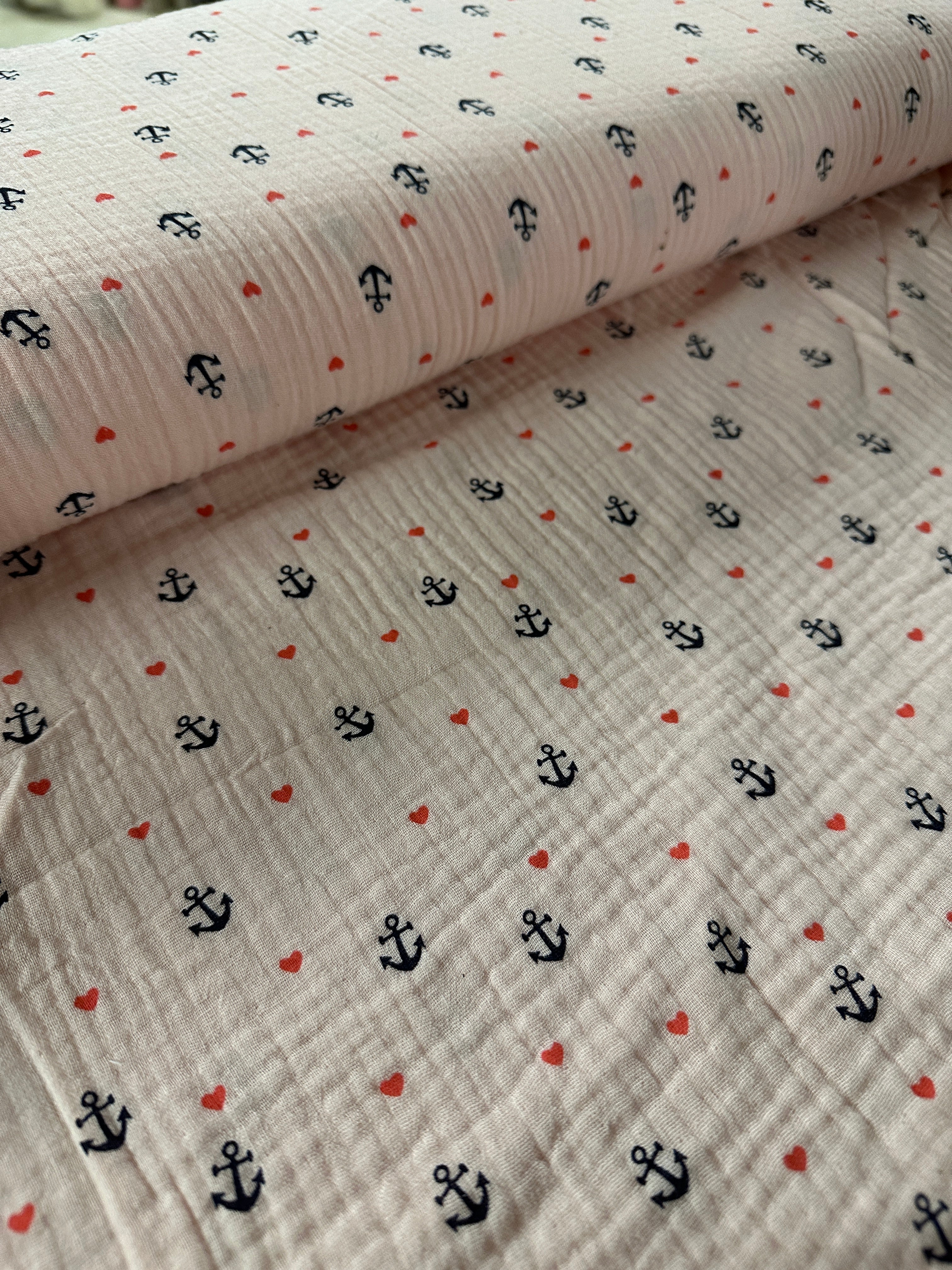 Musselin Double Gauze Stoff, rosa mit Anker und Herzen