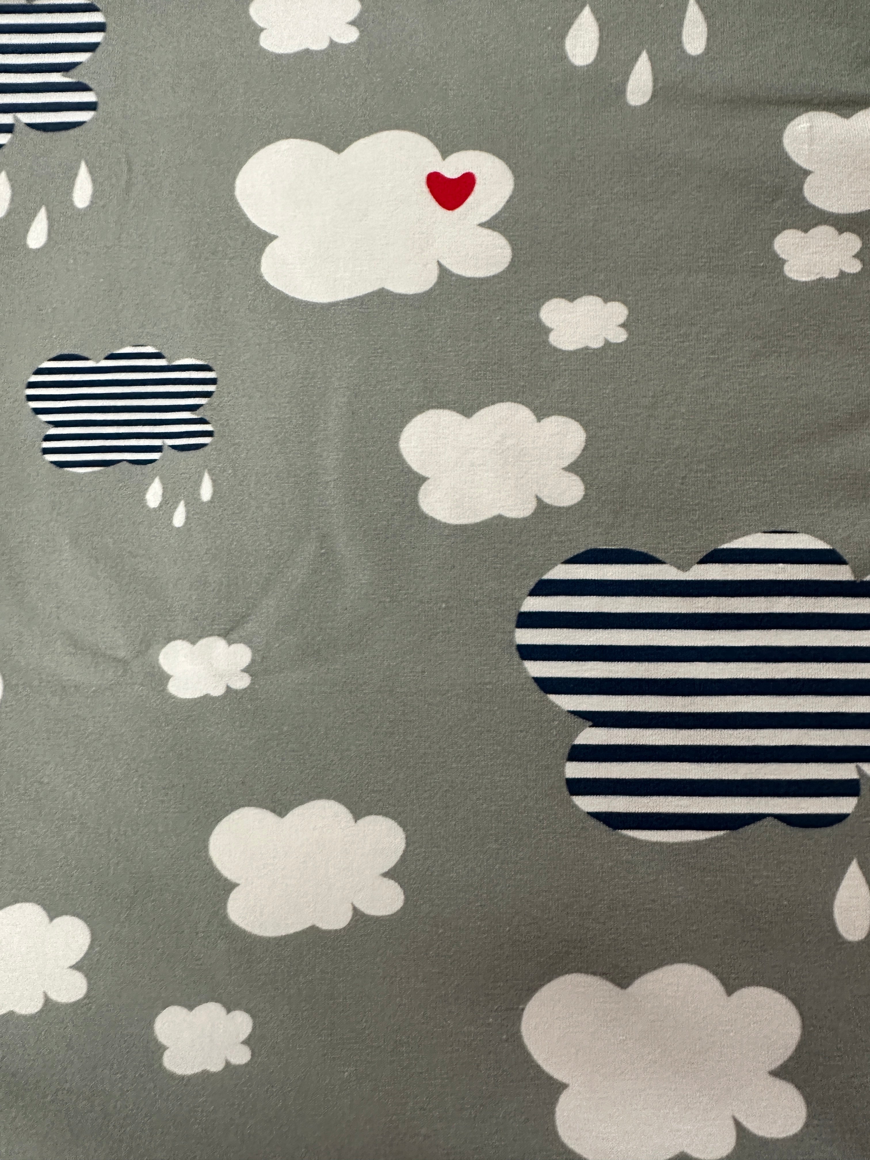 Stoffreste Grau mit Wolken